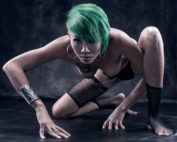 Shirley-studio_pose-niklas-blume-photography
