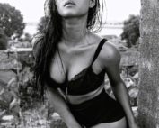 Heng-pose-cambodja-Black-white-niklas-blume-frameillusion
